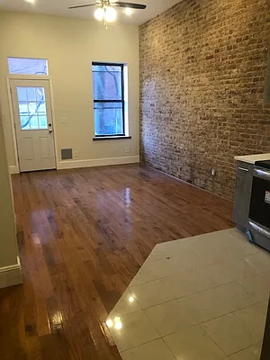 Rented by Alexander Bilu, LREB | media 18