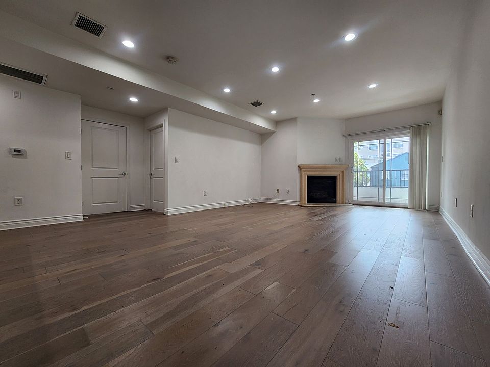 1st image of 147 S Doheny Dr APT 102