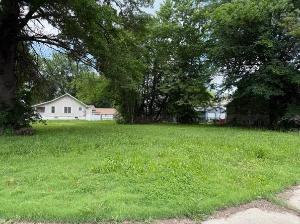 700 W Wall St, Marshall, MO 65340