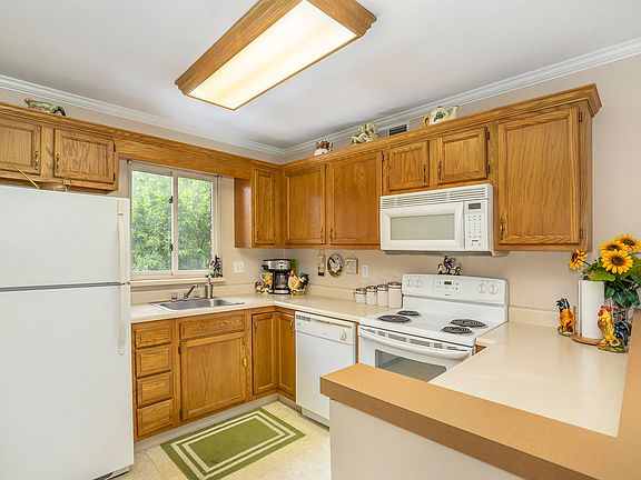2nd image of 3410 Devonwood Hls NE APT C