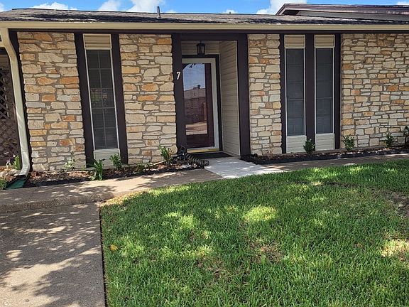 3rd image of 2100 Windsor Dr APT 6