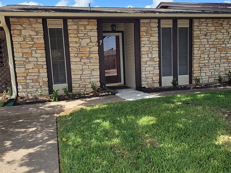 2100 Windsor Dr #6 — Photo 3