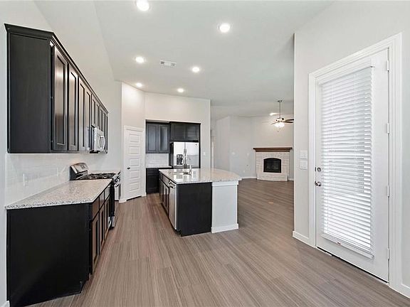 4th image of 1101 Chatsworth Dr