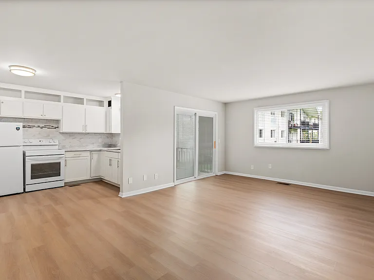 613 Hillsboro Rd #C12 — Photo 2