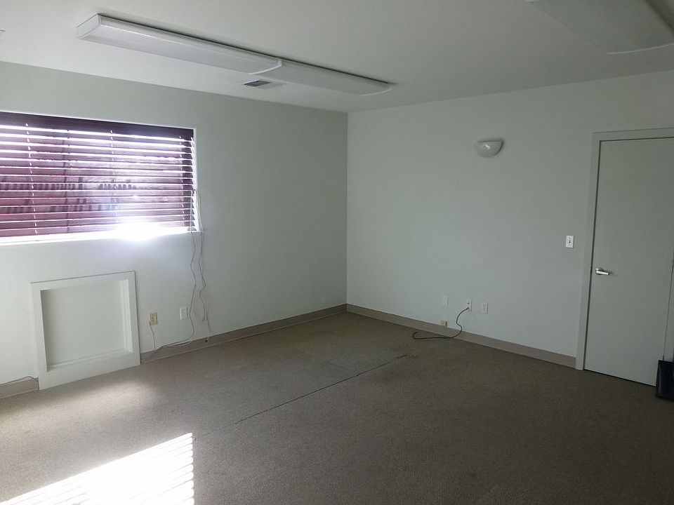 2nd image of 527 NE Bellevue Dr Ste 200