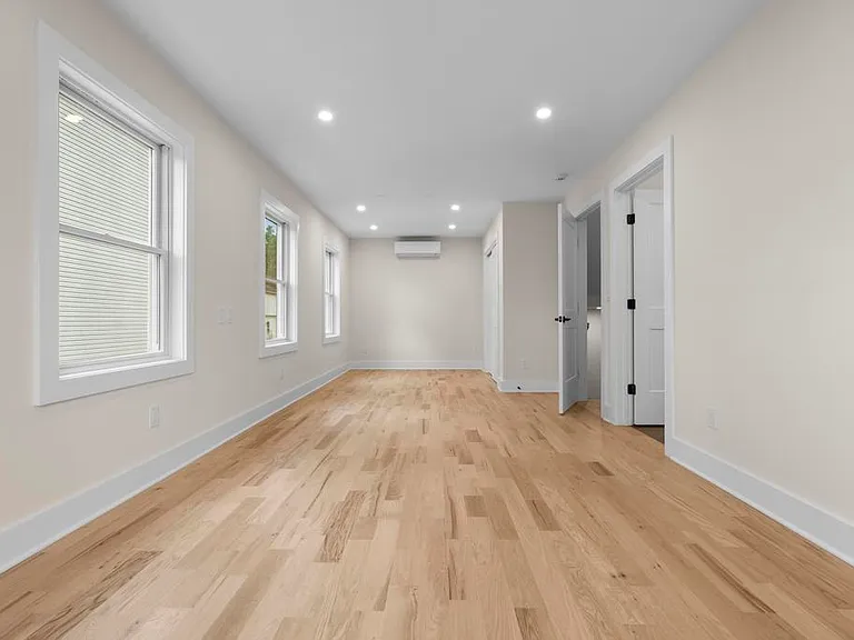 435 Glenbrook Rd #1 — Photo 2