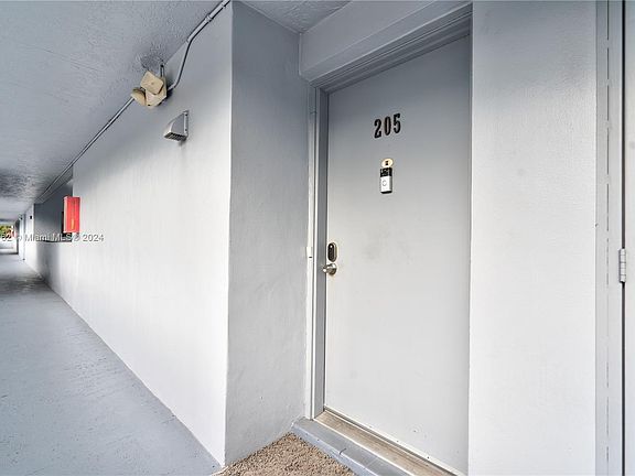 3rd image of 210 Fontainebleau Blvd APT 205
