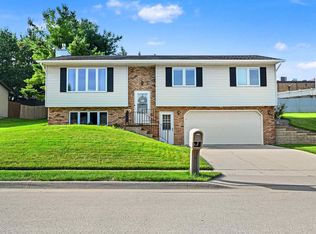 4836 Embassy Ct, Dubuque, IA 52002