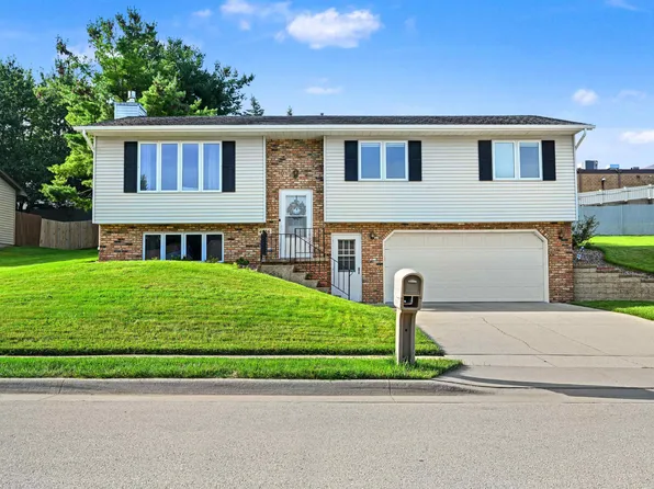 4836 Embassy Ct, Dubuque, IA 52002