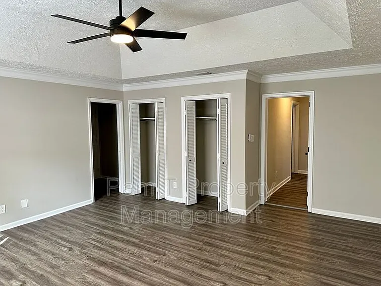 2411 E 39th St — Photo 12