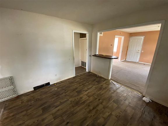 4th image of 501 E Broadway St