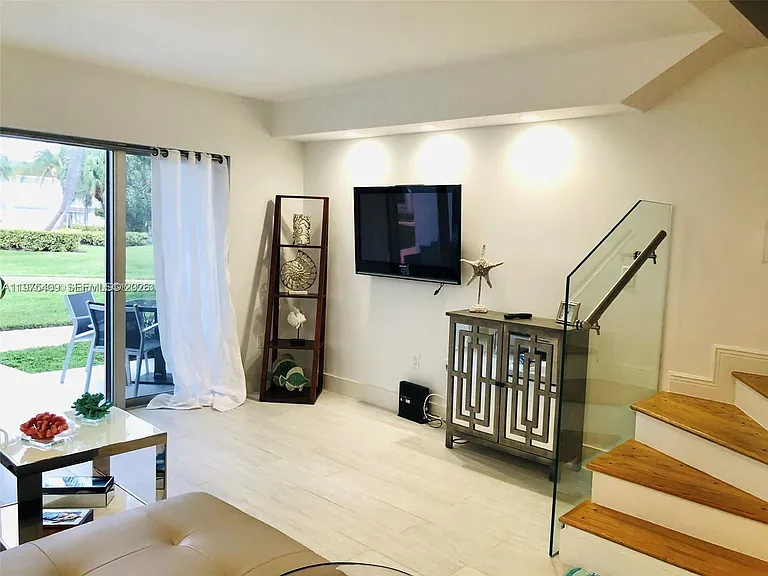 881 Ocean Dr — Photo 22
