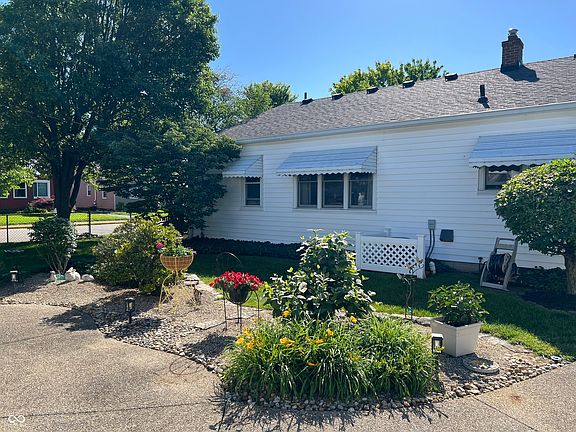 3rd image of 1962 Macarthur Ln