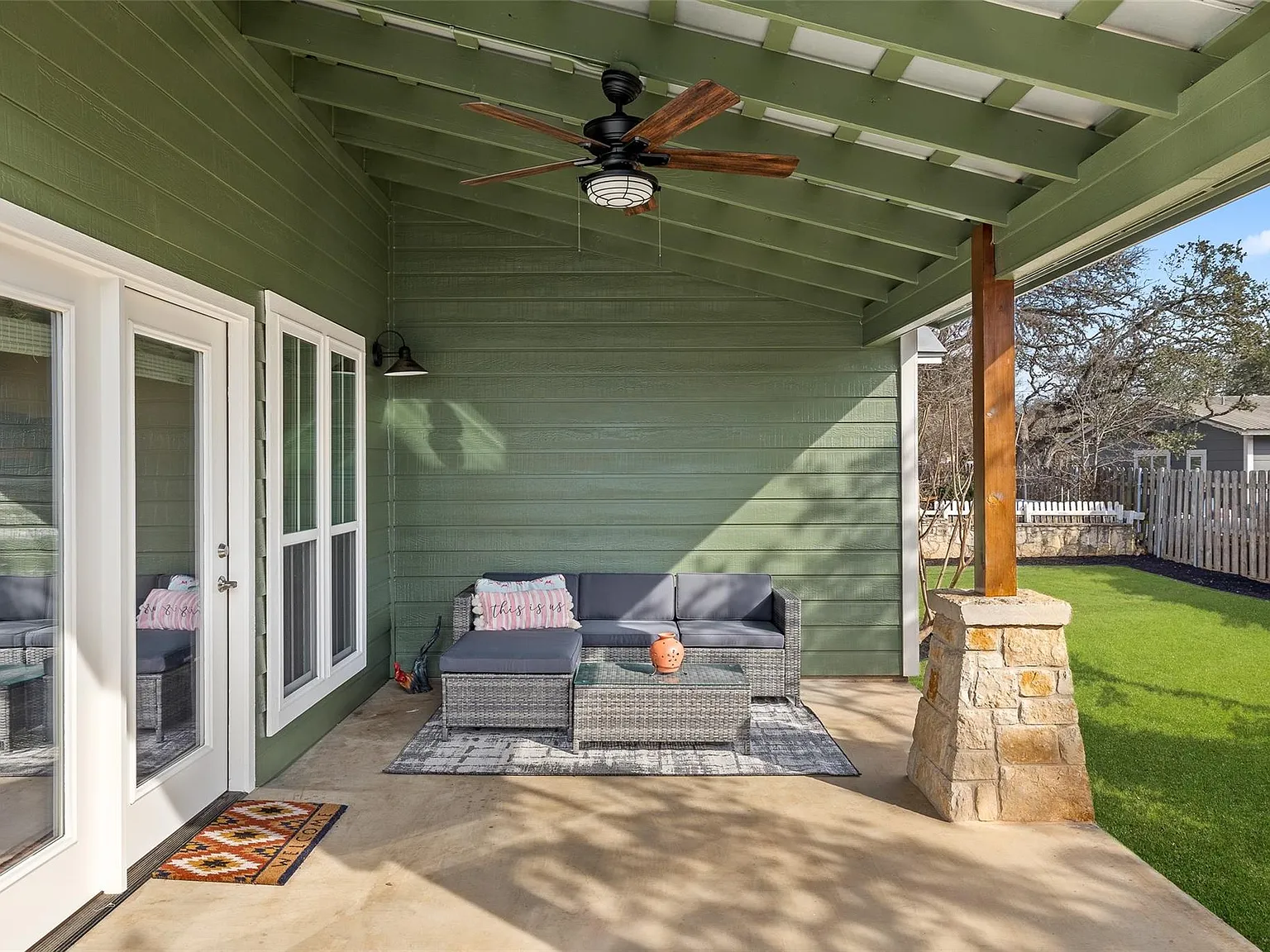 3 bed, 2.0 bath, 1949 sqft, $5,250 — Photo 3