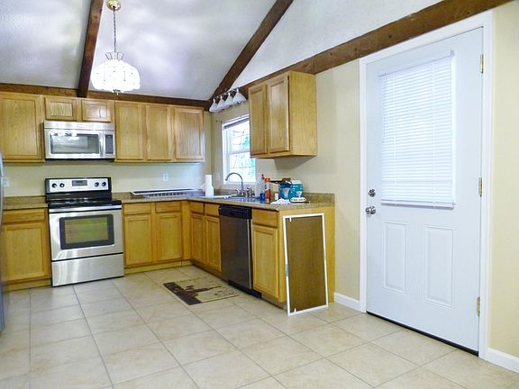 Lots of Kitchen Storage!