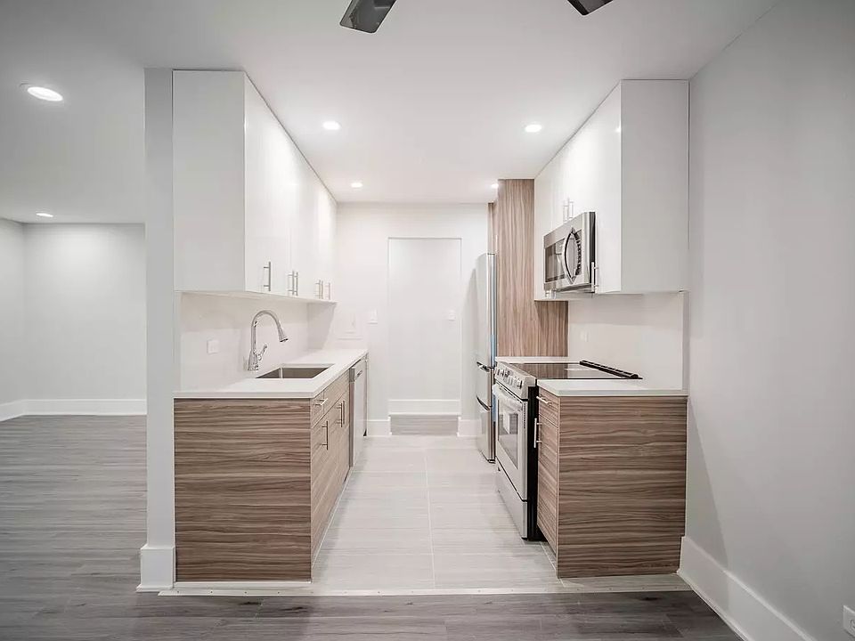 1st image of 452 W Oakdale Ave #9