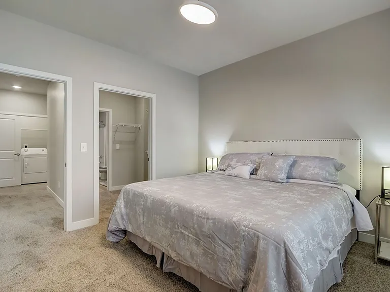 Water's Edge Apartments — Photo 4