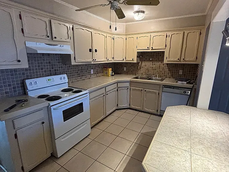 721 Charles Avenue — Photo 3