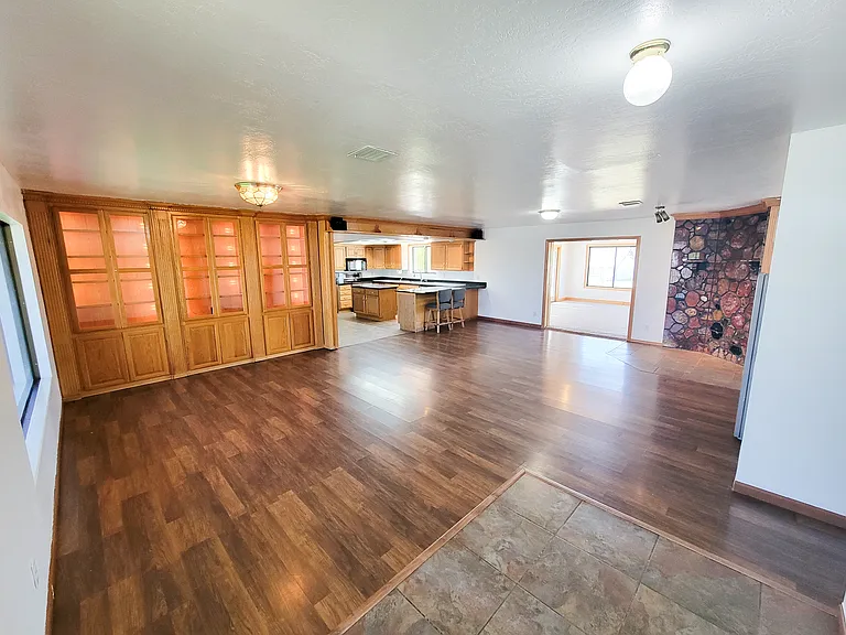 25 W Maverick Ln — Photo 1