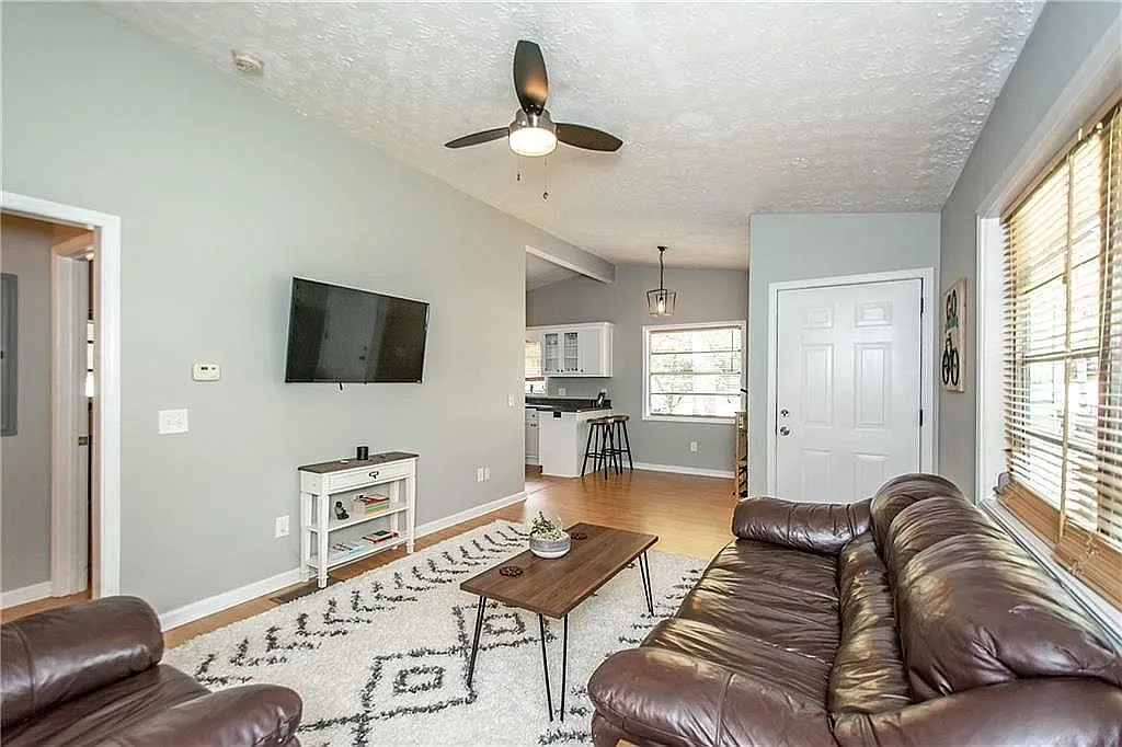 688 Inglewood Dr — Photo 3