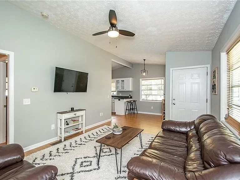 688 Inglewood Dr SE — Photo 3
