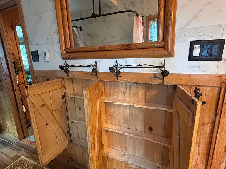 Storage in the wall in the bathroom