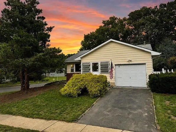 17 Fox Glove Run, Toms River, NJ 08755