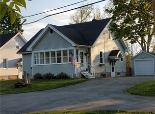 977 Thomas Ave, Rochester, NY 14617