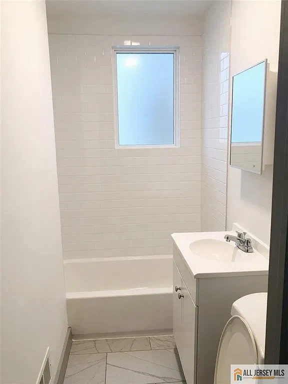 2 bed, 1.0 bath, $1,500 — Photo 4