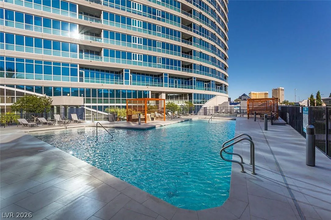 Panorama Towers — Photo 3