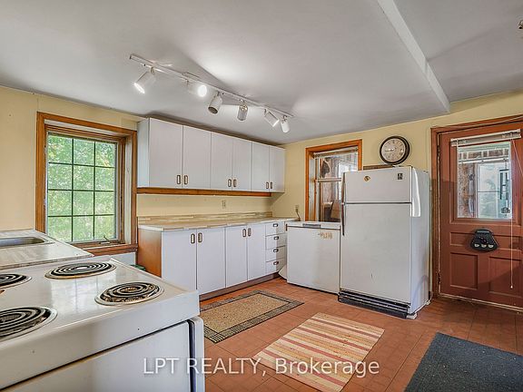 4th image of 3515 Greenlane Rd