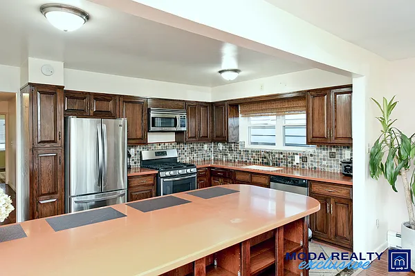 Rented by Moda Realty | media 15