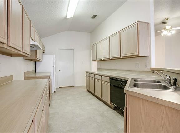 2nd image of 2362 Kelton St