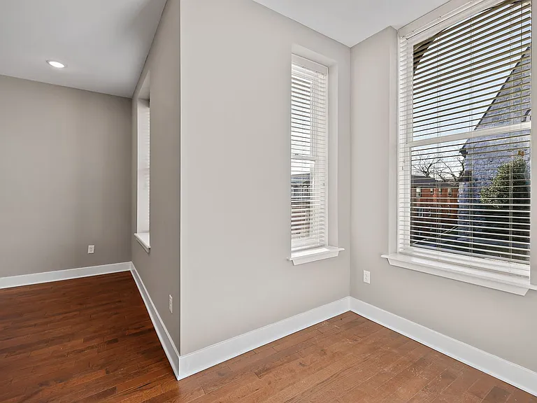 170 W Washington St — Photo 5