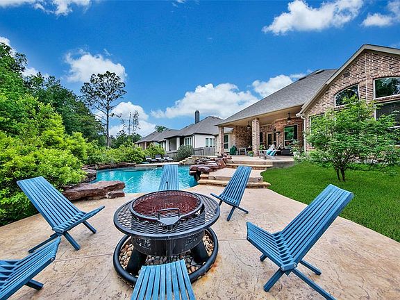 3rd image of 162 Hunter Hollow Dr