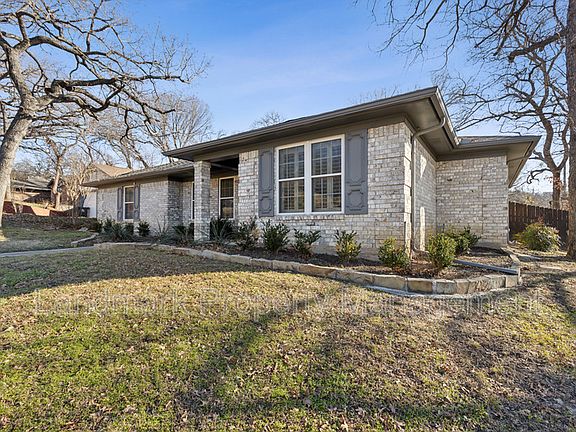 2nd image of 2312 Oakwood Ln