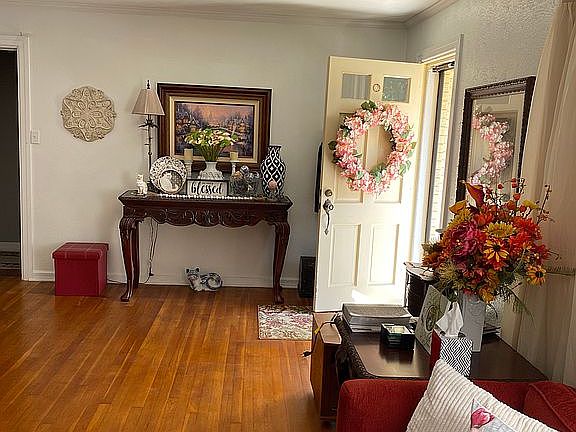 Hardwood floor/fireplace 