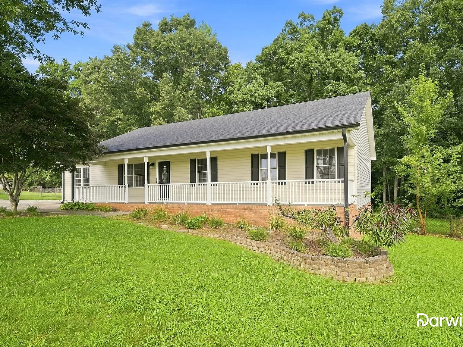 3 bed, 2.0 bath, 1560 sqft, $1,905 — Photo 2