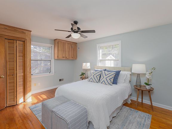 4th image of 1855 Evelyn St