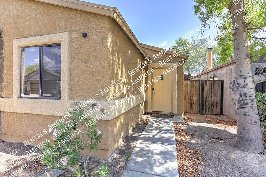 Spacious 4-bedroom, 2-bath home with fenced in yard. — Photo 3