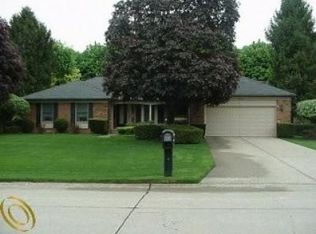36053 Parklane Cir, Farmington Hills, MI 48335