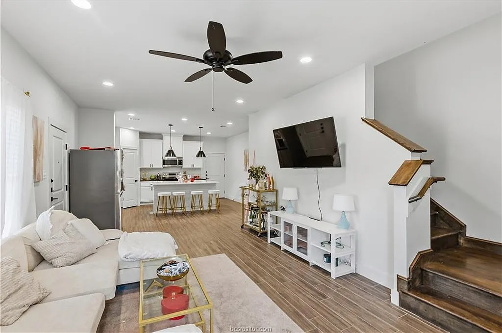 4 bed, 4.5 bath, 2354 sqft, $3,900 — Photo 3