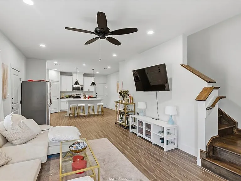 606 Banks St — Photo 3