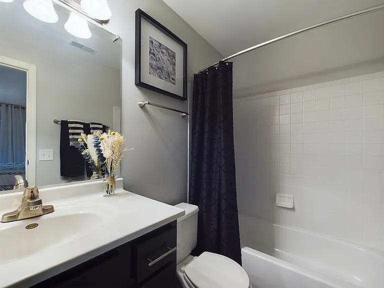 Lakeshore Apartments — Photo 29