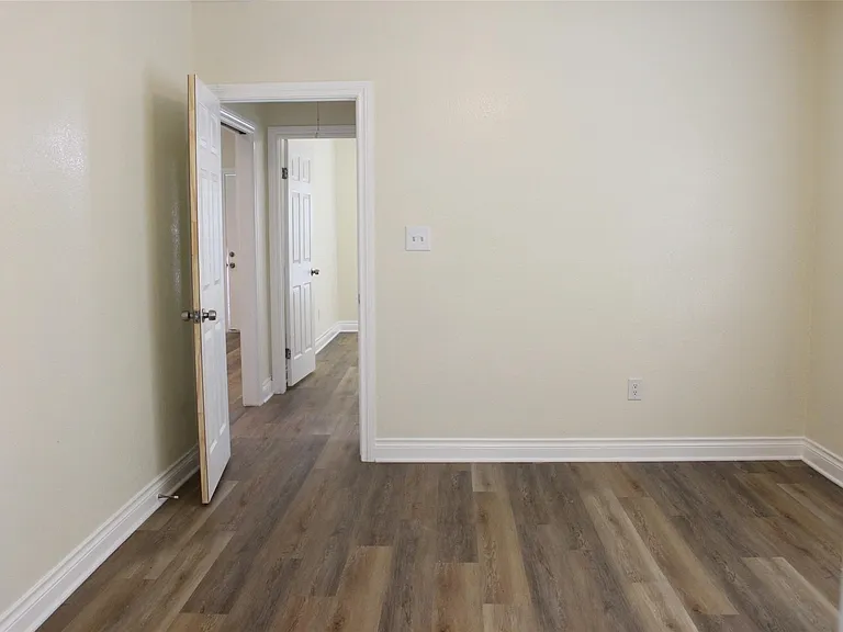 410 Hahlo St — Photo 16