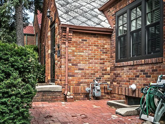 4th image of 5136 Parker St