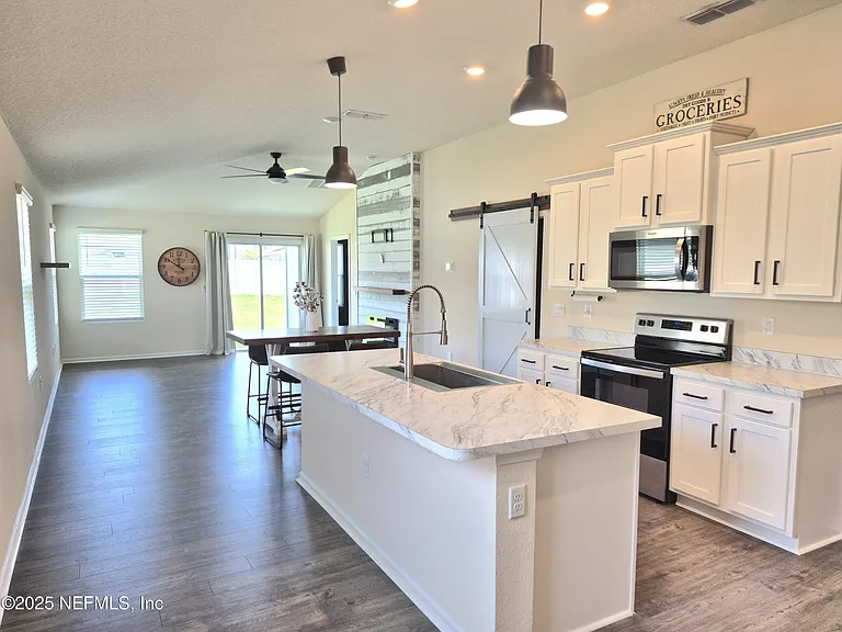 2537 Oak Stream Dr — Photo 2