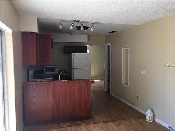4th image of 612 Charter Ct