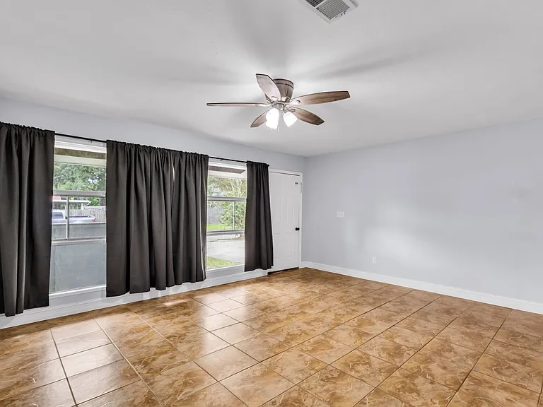 900 Carolina Dr — Photo 2