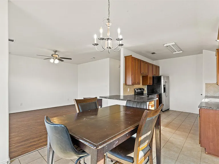 325 Crosscreek Dr — Photo 7
